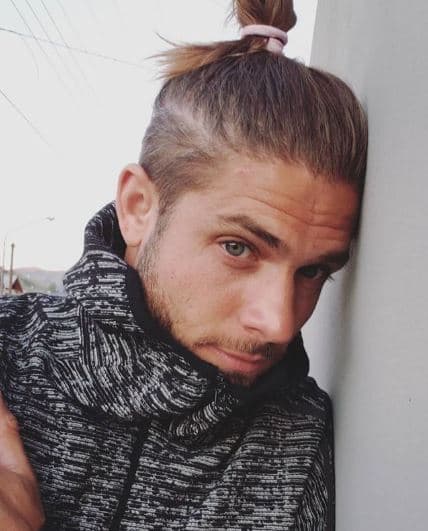 Frente a las cámaras del programa 'De primera mano' y un poco molesto, el actor de 36 años respondió a uno de los reporteros: "¡Qué bueno! Es el novio de la ficción porque es un videoclip que está haciendo, ¿sabías o no?".