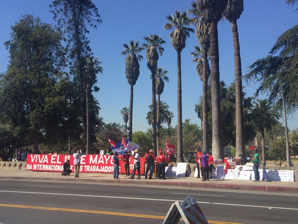 Carla Medrano compartiendo con los trabajadores y comunidad inmigrante en la ciudad de Los Ángeles.