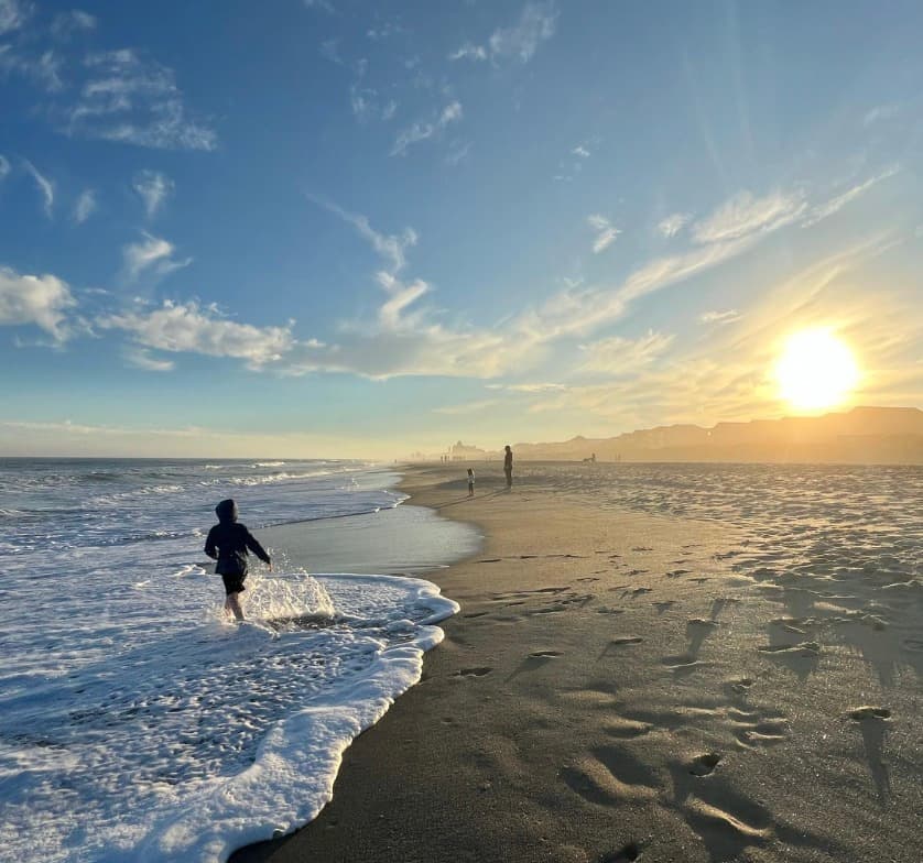 <b>Carolina Beach</b>
<br>Sitio web: 
<a href="https://carolina-beach.wilmingtonandbeaches.com/">https://carolina-beach.wilmingtonandbeaches.com/</a> 
<br>
<b><a href="https://goo.gl/maps/xzXiVaX8DBnjmHvS8">Cómo llegar</a> </b>
<br>
<br>Da un paseo por el antiguo paseo marítimo de Carolina Beach y visita Carolina Beach State Park. Y, por supuesto, la playa aquí está cercana a la corriente del golfo, por lo que la temperatura del agua se mantiene cálida hasta finales de la temporada de otoño.