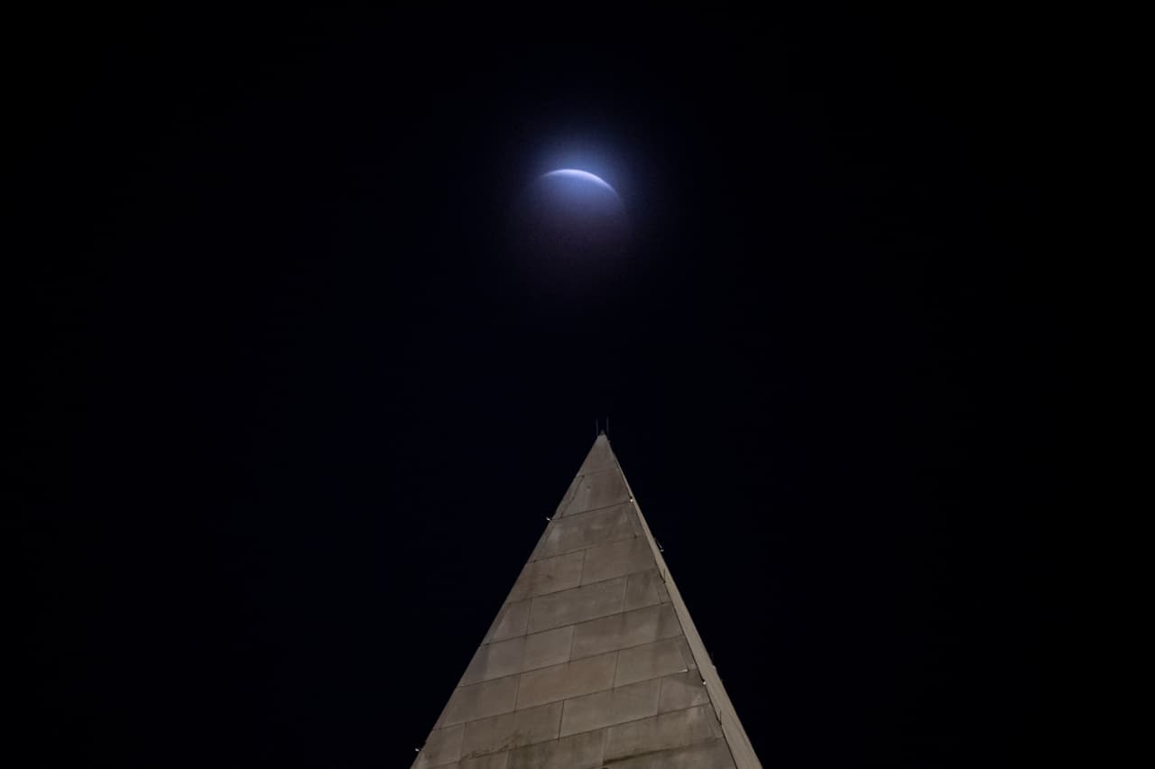 Otra toma del eclipse lunar en Washington.