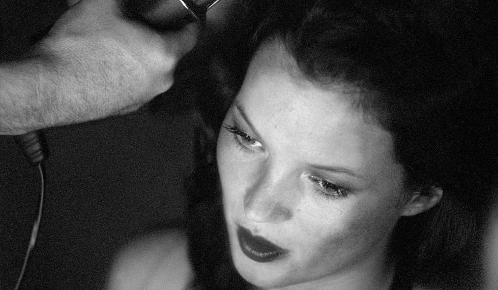 <b>Kate Moss. </b>Sin duda sus rasgos más distintivos, los que la han hecho más famosa, son sus pronunciados pómulos y sus expresivos ojos. Su look fresco y desenfadado, que evoca a la 
<i>next door girl</i>, ha sido imitado por muchas mujeres que buscan verse bien sin emplear mayores esfuerzos ni recurrir a demasiados afeites. Desde que debutara en la pasarela, a los 18 años, hasta sus actuales 
<a href="http://www.abc.es/estilo/gente/abci-no-creeras-kate-moss-abandono-pasarelas-201607071034_noticia.html">42</a> la modelo ha conservado su atemporal aspecto. 
<br>