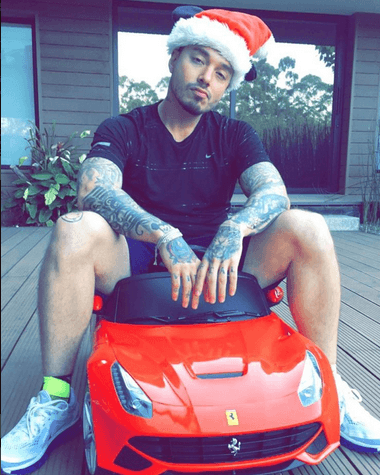 J Balvin disfrutando el regalito que le trajo Santa. ¡Sorry parcero pero el Ferrari de tamaño original no cabía en el trineo!
