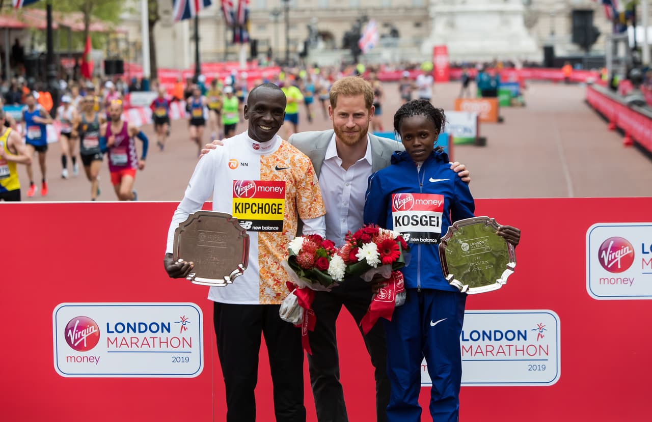 <b>LA CONFUSIÓN</b>
<br>En caso de que el bebé hubiera nacido y ellos no quisieran informarlo aún, la constante presencia de Harry en público sería una buena manera de confundir a la opinión pública. El príncipe estuvo presente en el Maratón de Londres el sábado pasado, un evento del cual forma parte desde 2012 con su fundación benéfica.