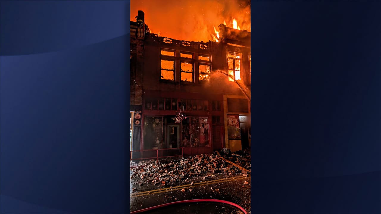 Agregó que las paredes de los edificios quemados son inestables, por lo que Main Street se mantendrá cerrada hasta que se determine que la zona es segura para la comunidad.