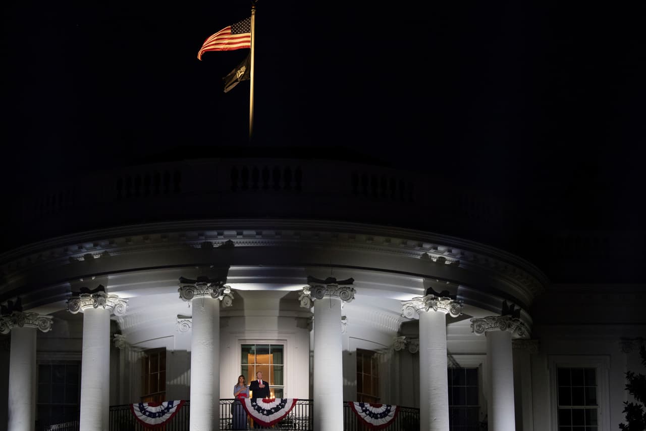 La Casa Blanca se iluminó con el juego de luces y el presidente Donald Trump y su esposa, Melania Trump, salieron a saludar desde el balcón.