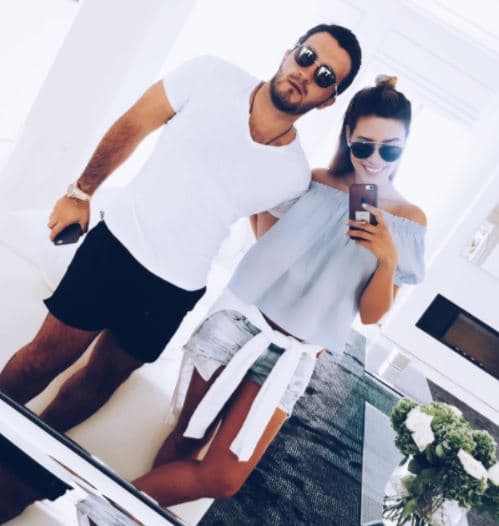 Se dice que ambos se conocieron por tener varios amigos en común, y así fue como dio inicio este romance, en donde la química entre ambos jugó un papel muy importante.