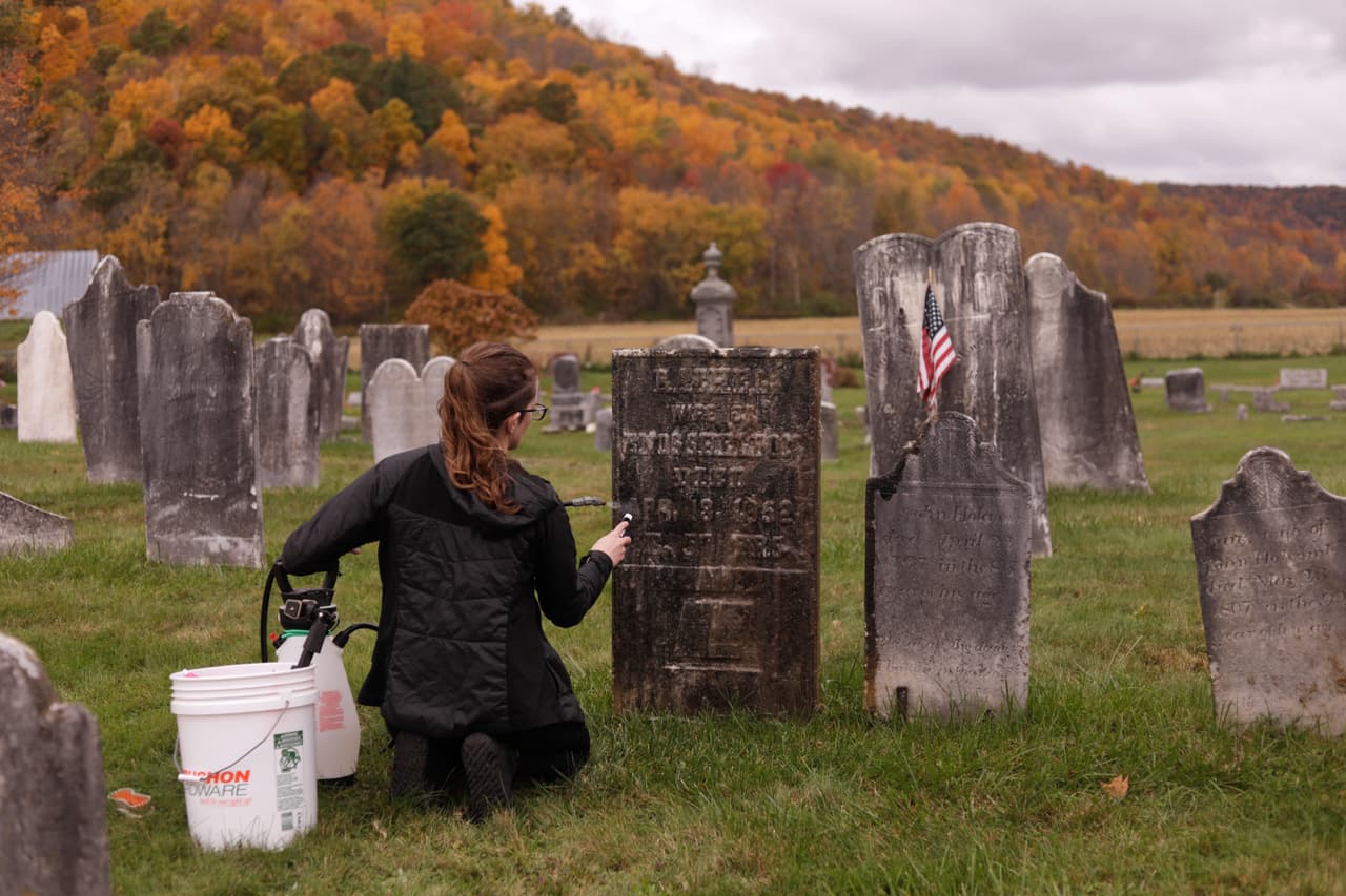 Una mujer de Vermont limpia la suciedad de las tumbas e investiga quiénes están enterrados allí