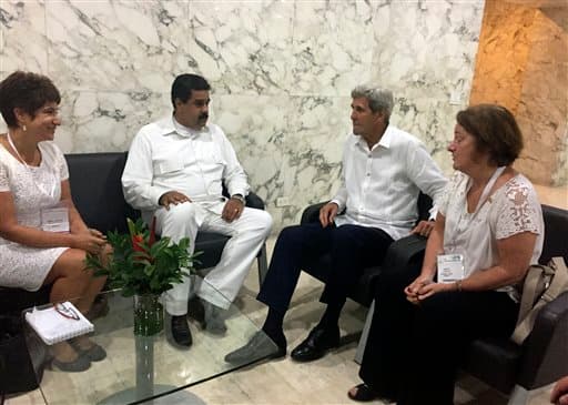 El secretario de Estado estadounidense John Kerry, derecha, y el presidente venezolano, Nicolás Maduro, se reunieron en Colombia por primera vez.