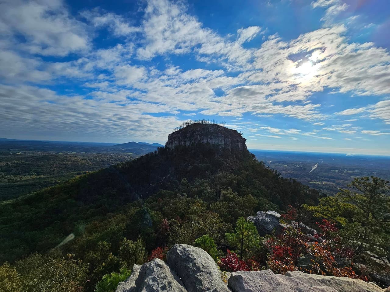 Conoce más sobre Pilot Mountain State Park,
<b><a href="https://www.ncparks.gov/state-parks/pilot-mountain-state-park">aquí</a></b>.