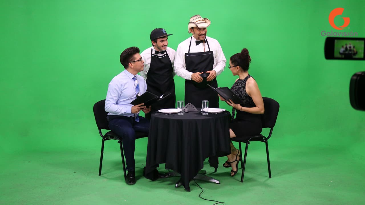 En el onceavo webisodio Los Cousins encuentran trabajo como meseros.