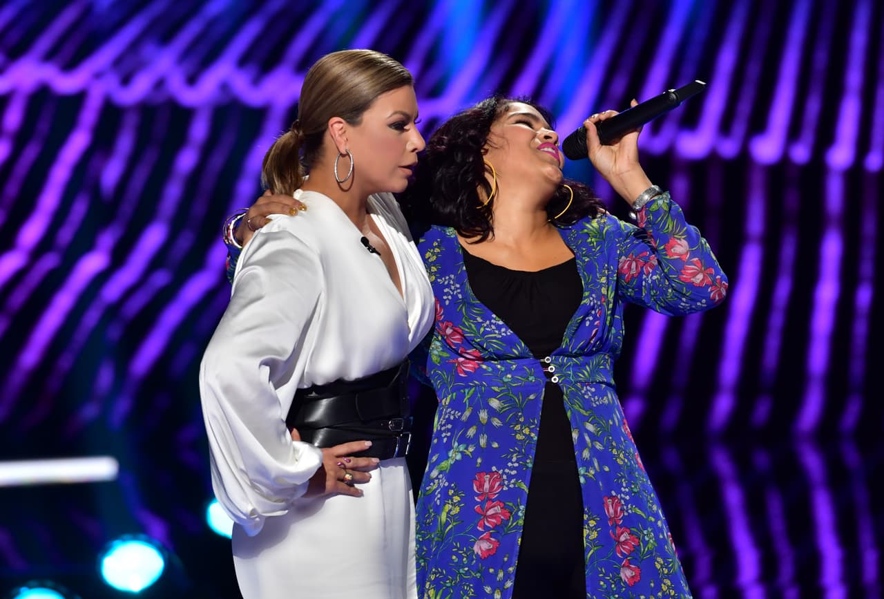 La 'Mujer de Fuego' observó con atención el desempeño vocal de la dominicana que cantaba: "Más hoy por ti mi pecho arde".
