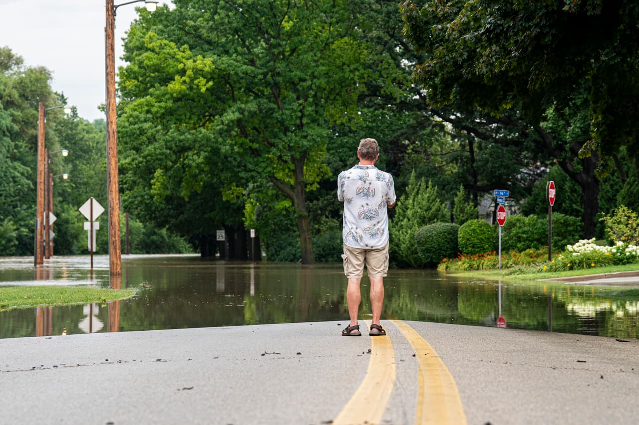 El Departamento de
<b> Bomberos de Milwaukee respondió a más de 1,600 llamadas de emergencia,</b> entre ellas rescates acuáticos, fugas de gas y atención a inundaciones en sótanos.