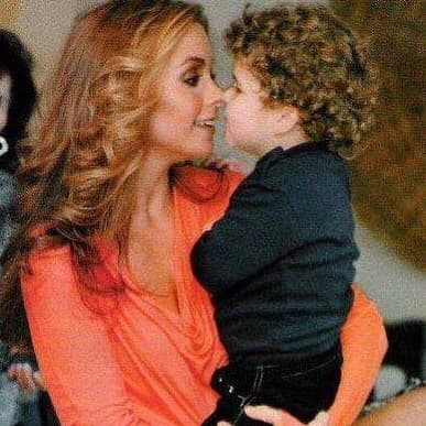 La famosa pareja mexicana dio la bienvenida en noviembre de 2001 a su
<a href="https://www.univision.com/famosos/hijo-mayor-lucero-mijares-reaparece-fotos">primer hijo, José Manuel</a>, quien a sus casi 21 años está alejado del medio artístico.
<br>