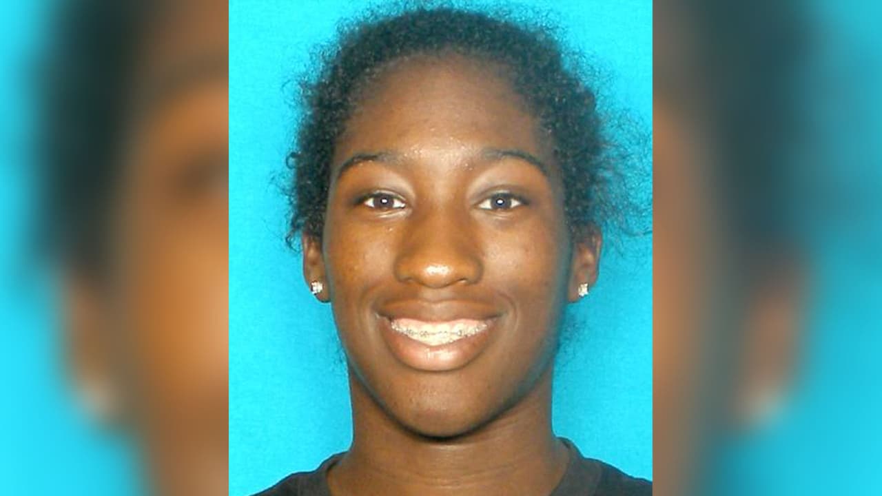 Ayramis Renee Edwards, 26 años, acusada de robo a casa habitación. Mide 5 pies 10 pulgadas de estatura, pesa 153 libras. Última ubicación conocida: Houston, Texas.