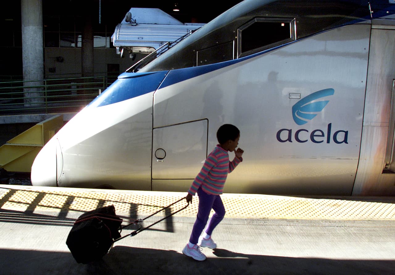 El tren Acela, que recorre el corredor del noreste conectando Boston, Nueva York y Washington, está realizando inversiones en sus vías para mejorar su velocidad.