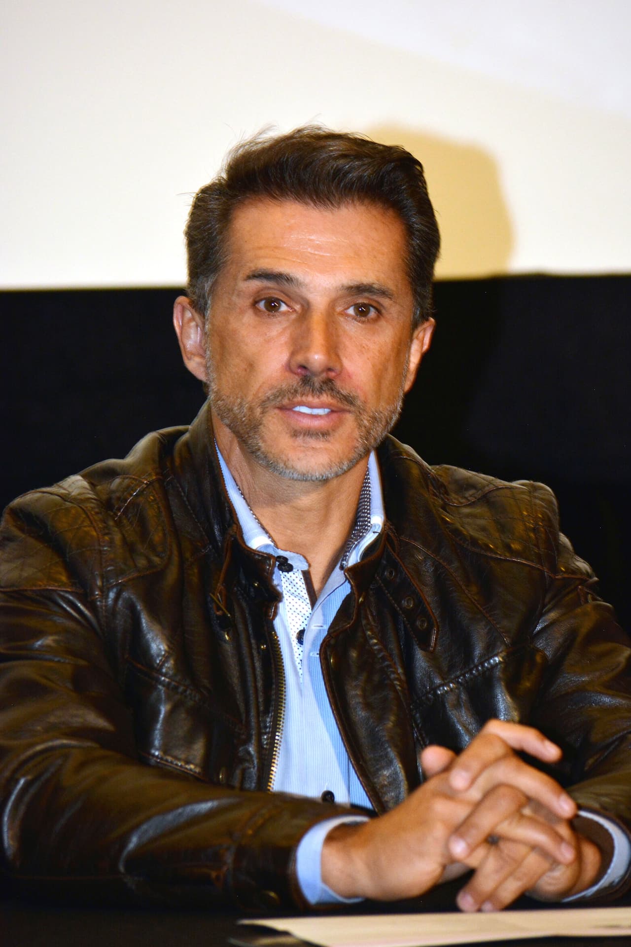 Señaló que algunos de los enfrentamientos familiares que ha tenido con la madre de sus hijos serán parte del reality show; sin embargo, señaló que en su matrimonio no todo es controversial, sino todo lo contrario, pues dijo que son una familia “más divertida que conflictiva”.