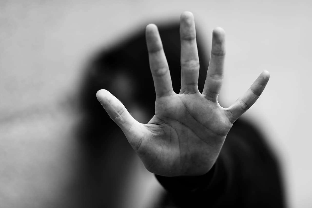 Un sacerdote de 81 años es acusado de abusar sexualmente de una niña que preparaba para su primera comunión