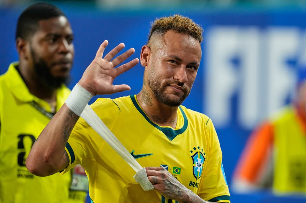 El brasileño Neymar hace un gesto al abandonar el campo tras el partido de fútbol
