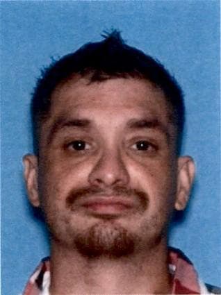 <a href="https://www.dea.gov/fugitives/antonio-davison" target="_blank">Antonio Davison</a>, de 55 años. También conocido como Davison. Es buscado por conspiración para distribuir y poseer con intención de distribuir sustancias controladas. Fue localizado por última vez en una dirección en Clovis.