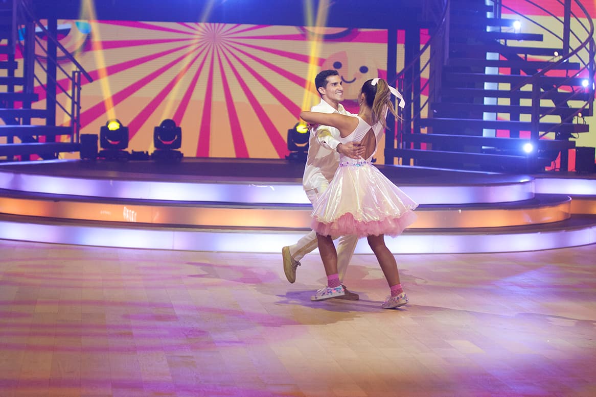 <b><a href="https://www.univision.com/shows/mira-quien-baila/con-una-nueva-medalla-de-oro-rommel-pacheco-se-alista-a-deslumbrar-en-mira-quien-baila">Rommel</a></b> tiene casi 32 años de edad, es militar, llegó a Ciudad de México desde Mérida y es reconocido como
<b>'héroe nacional'.</b> Sus habilidades corporales lo hicieron sobresalir del resto de sus compañeros, pues mostraba una elasticidad y una facilidad para dar piruetas que ningún otro logró hacer en estas siete galas.