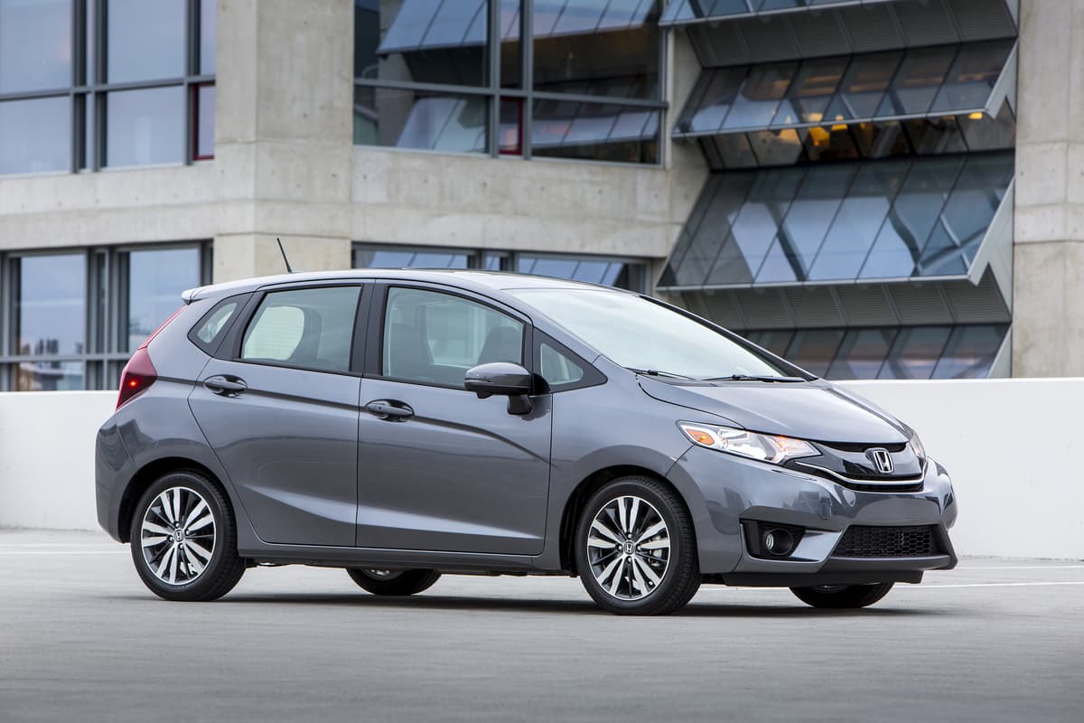 <b>Honda Fit</b>
<br>Otro vehículo versátil, espacioso, cómodo y seguro. Su motor cuatro cilindros de 1.5 litros y 130 caballos de fuerza, es lo más recomendable para un adolescente. Incluso existe la opción de elegirlo con transmisión CVT, con la cual ofrece rendimiento de 33 mpg en ciudad y 40 mpg en carretera. Con la transmisión manual los consumos van de 29 y 36 mpg, respectivamente. 
<br>Precios: 16,190 a 21,520 dólares