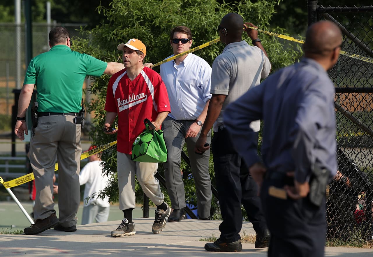 El representante Republicano por Tennessee, Chuck Fleischmann, abandona la escena en Alexandria.
<br>