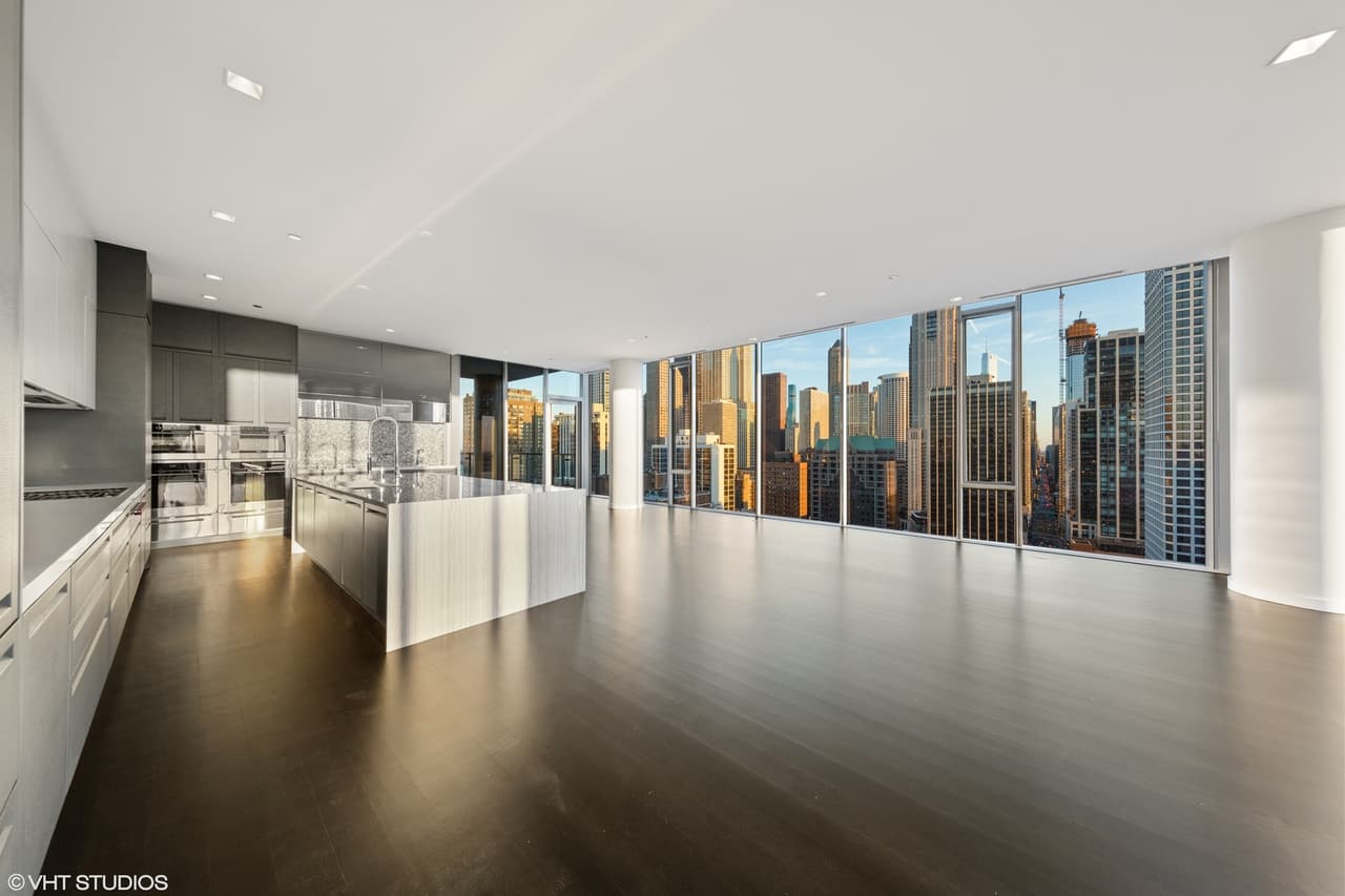 El edificio cuenta con todo tipo de comodidades: piscina al aire libre, jacuzzi, terraza para tomar el sol, gimnasio, sala de proyecciones, portero las 24 horas, etc.