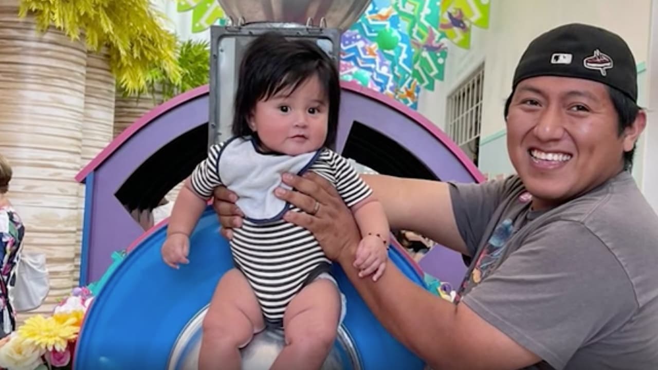 Desde 
<a href="https://www.univision.com/local/houston-kxln/dreamer-daca-mexico-yarianna-martinez-inmigracion-familia-houston-texas" target="_blank">agosto de 2022</a>, el hispano quedó varado en Ciudad Juárez (México) cuando quiso ir al consulado a tramitar su residencia permanente luego de casarse con su esposa que es ciudadana americana.