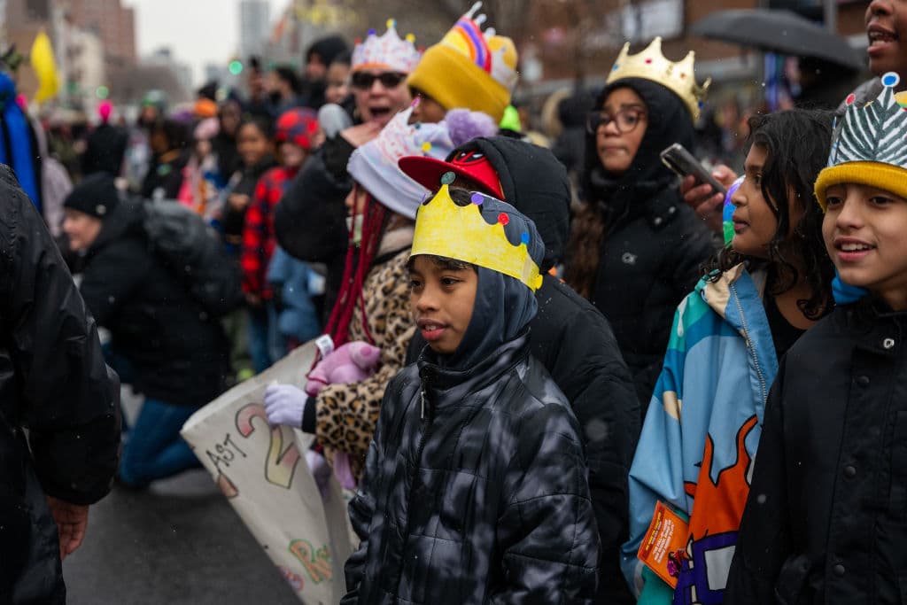El Desfile de los Reyes Magos de Nueva York es uno de los eventos más esperados por la comunidad latina de la ciudad y se celebró hoy con gran entusiasmo. Este evento, que se lleva a cabo cada año el 6 de enero, ha ganado notoriedad por su mezcla de tradición, cultura y un espíritu de unidad que trasciende fronteras.
<br>