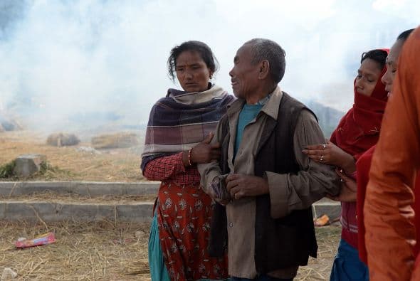 Las autoridades han comenzado a incinerar los cuerpos de las víctimas. El dolor de los familiares es evidente.