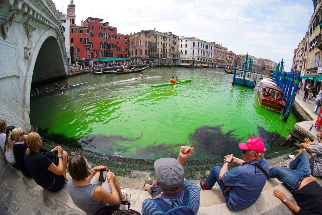 El misterioso motivo por el que el Gran Canal de Venecia se volvió verde fosforescente