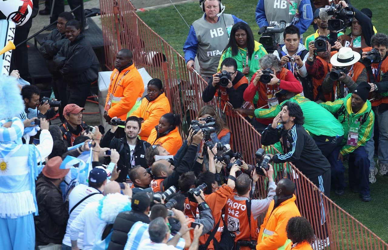 El argentino fue nombrado director técnico de la selección de su país para el Mundial de 2010, jugado en Sudáfrica. Allí atrajo la atención de los medios y fanáticos, como muestra esta fotografía tomada el 12 de junio en Johannesburgo.
<br>