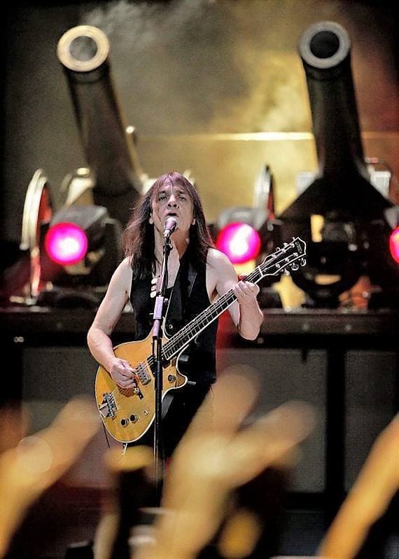Malcolm Young había abandonado la agrupación tras diagnosticársele demencia senil y luchaba contra la enfermedad en un clínica de Sydney desde hace tres años junto a su familia.
<br>
<br>