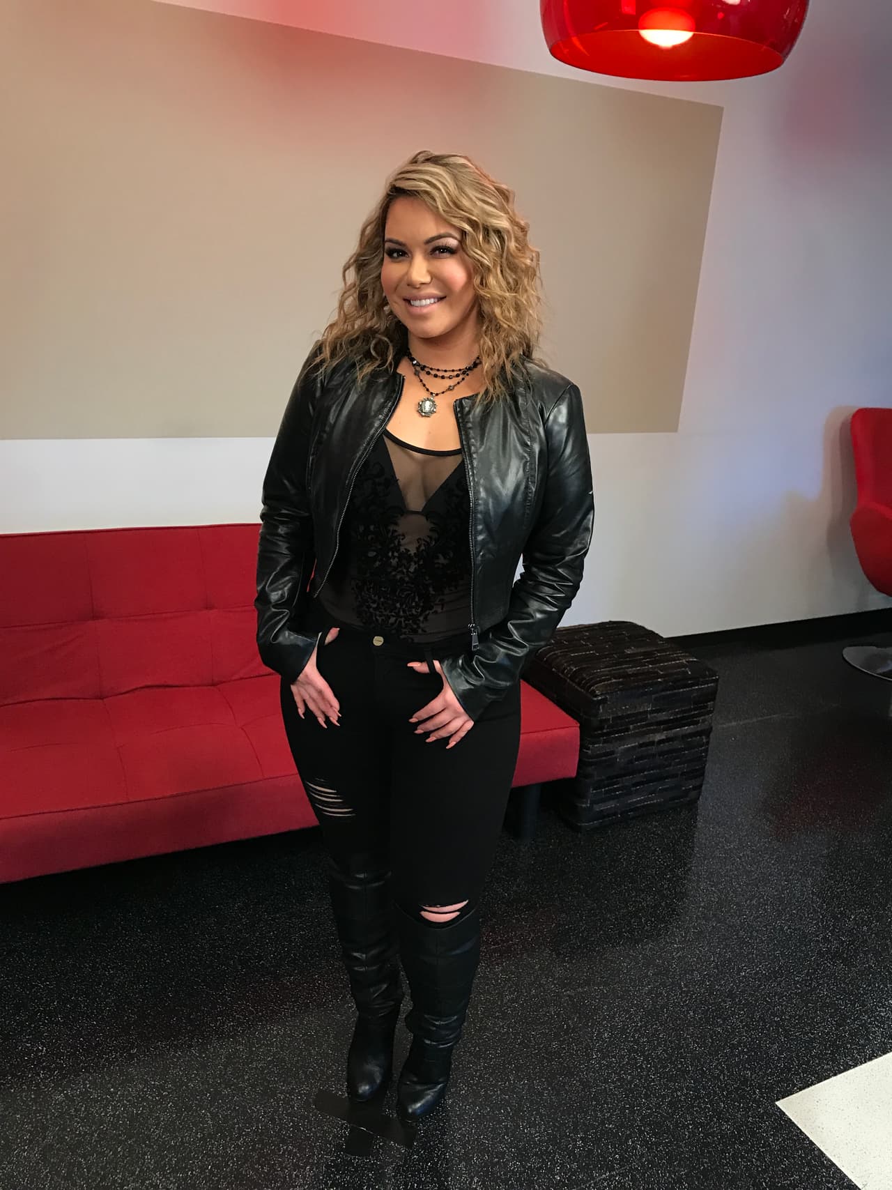 Otra que ha buscado su estilo desde que se lanzó hace unos años es la famosa Chiquis Rivera. En esta ocasión, la vimos vestida en negro total, con pantalones ajustados y luciendo una figura envidiable.