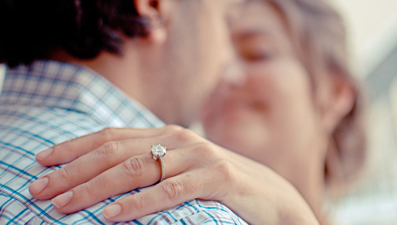 "Me habría casado con él con un anillo de 25 centavos": el texto viral contra los anillos de compromiso caros