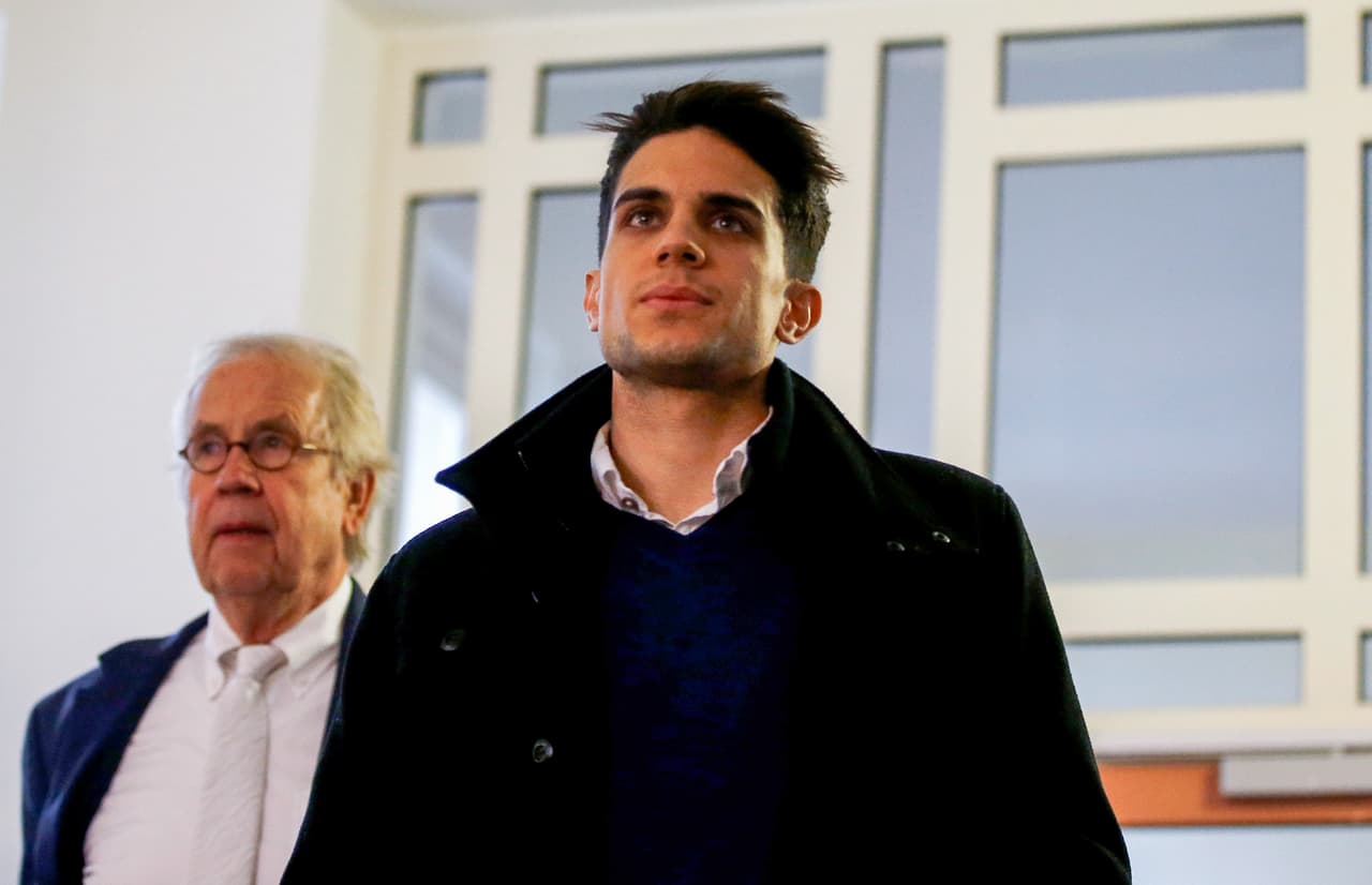 Marc Bartra ya viajó a España para cerrar su paso del Borussia Dortmund al Real Betis, donde será compañero del mexicano Andrés Guardado.