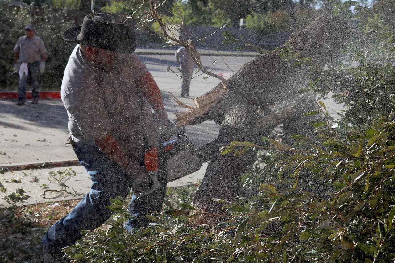 La Cruz Roja brinda apoyo a las familias afectadas en el centro de recreación Bachman Lake ubicado en la 2750 Bachman Drive.
