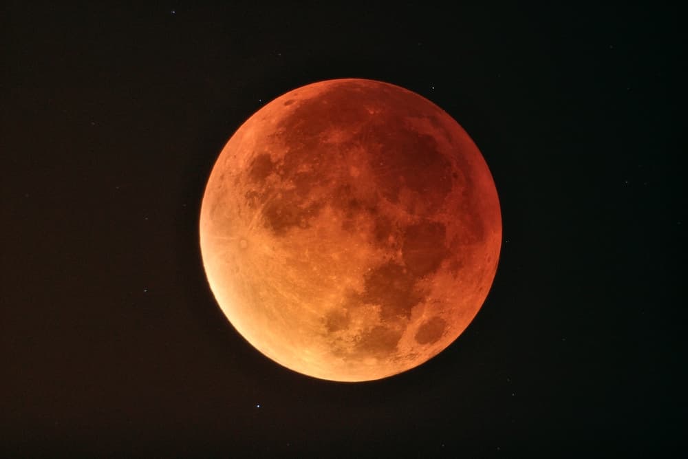 Paradójicamente en vez de azul la veremos roja, pues se trata de una superluna en que al estar alineada la Tierra con la Luna y el Sol la luz solar pasa por la atmósfera de la tierra y se verá roja debido a la contaminación ambiental y a la distorsión de la luz. Este mes coincidirá también con el primer eclipse del año.