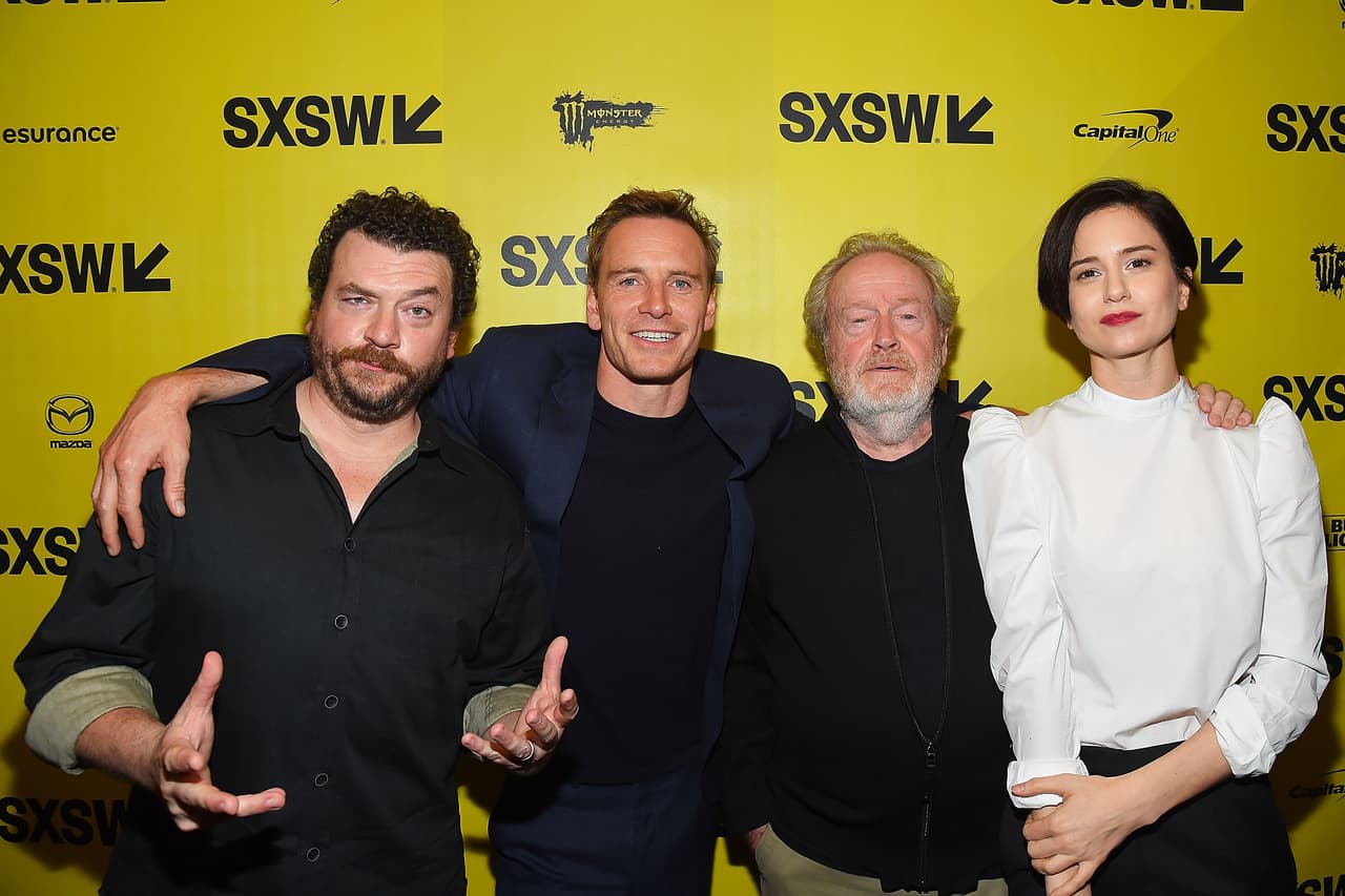 Se trata de la nueva 'Alien: Covenant' y aquí está junto a sus compañeros y el director Ridley Scott.