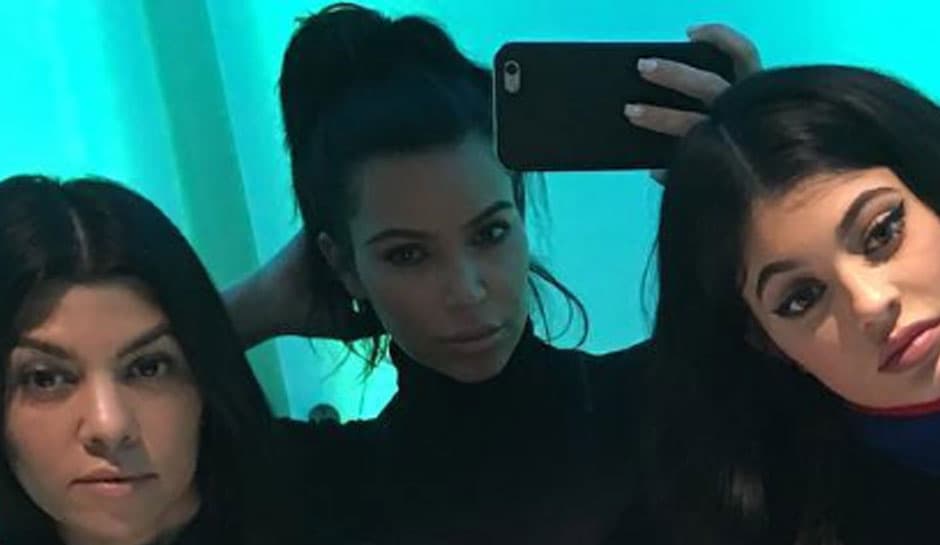 WHAT!? ¿En verdad es Kim? Pues sí, el rostro de la socialité luce muy diferente, mucho más delgado y sin una sola arruga u ojeras.