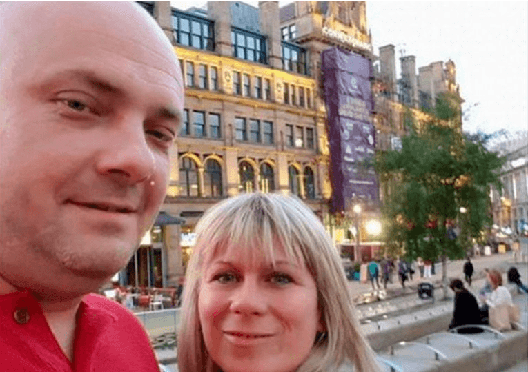Angelika y Marcin Klis, una pareja polaca que vivía en York, murieron en el estadio cuando fueron a recoger a sus hijas del concierto. El ministro de Exteriores confirmó su fallecimiento. Las niñas se encuentran bien.