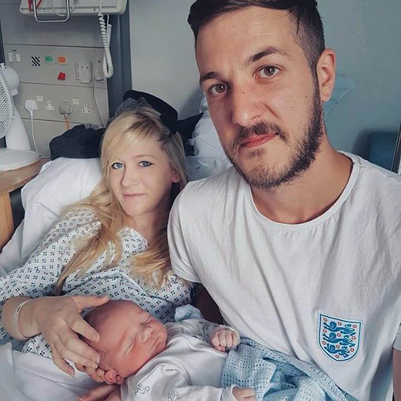 En esta foto sin fecha se ve a Chris Gard y Connie Yates con su hijo Charlie Gard en el hospital Great Ormond Street Hospital, en Londres. Gard sufre de una rara enfermedad genética y no puede respirar sin asistencia. La semana pasada, sus padres perdieron una batalla legal para llevarlo a Estados Unidos para una terapia experimental. La Corte Europea de Derechos Humanos respaldó fallos de que la continuación de tratamiento causaría "daño significativo” y que el soporte vital debe concluir. Varios especialistas han dicho que la terapia propuesta no ayudaría a Charlie. (Familia de Charlie Gard via AP)