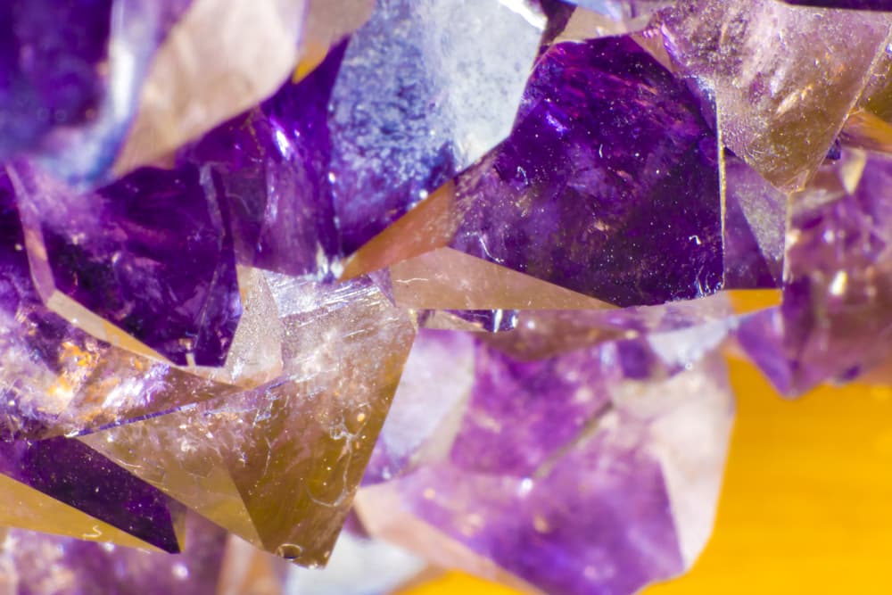 Por ejemplo, los celtas la usaban para problemas cutáneos, mientras que los griegos y romanos la usaban como un amuleto contra el mal. Además, copas esculpidas en ella supuestamente le quitaban el dolor y todo mal a aquellas personas que bebían de ellas.