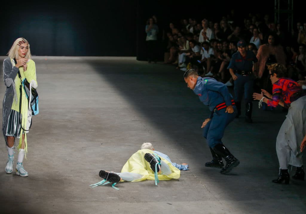 De acuerdo con el reporte de
<b><a href="https://www.dailymail.co.uk/news/article-6968053/Model-Sao-Paulo-dies-taking-ill-catwalk.html?ito=ig" target="_blank">Daily Mail</a></b>, los espectadores pensaron inicialmente que la caída era parte de la participación del modelo.