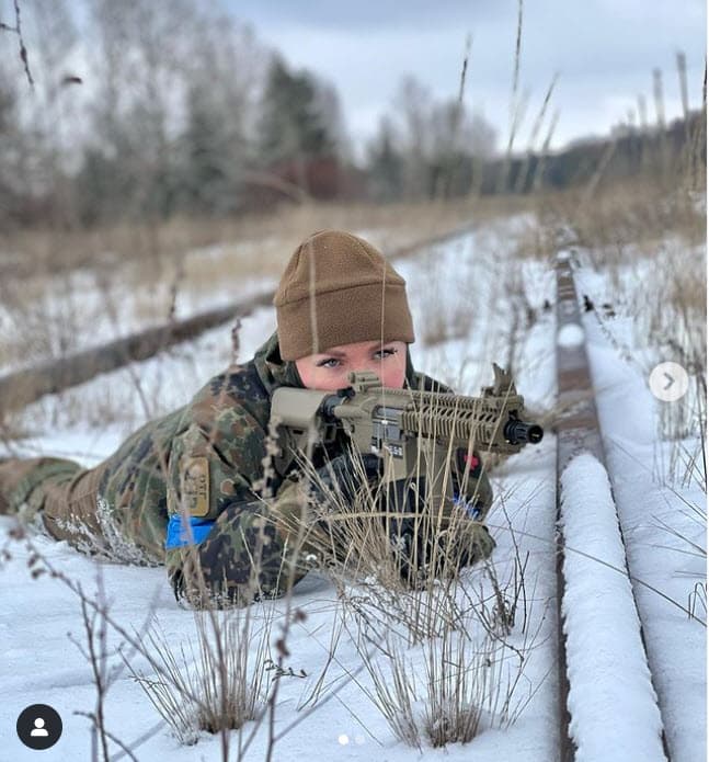 Sin embargo, no es algo nuevo en ella. De acuerdo con el diario turco Sozcu, Lenna "
<b>ha participado en ejercicios de tiro</b> y guerra en el pasado y recibió capacitación sobre este tema".
<br>