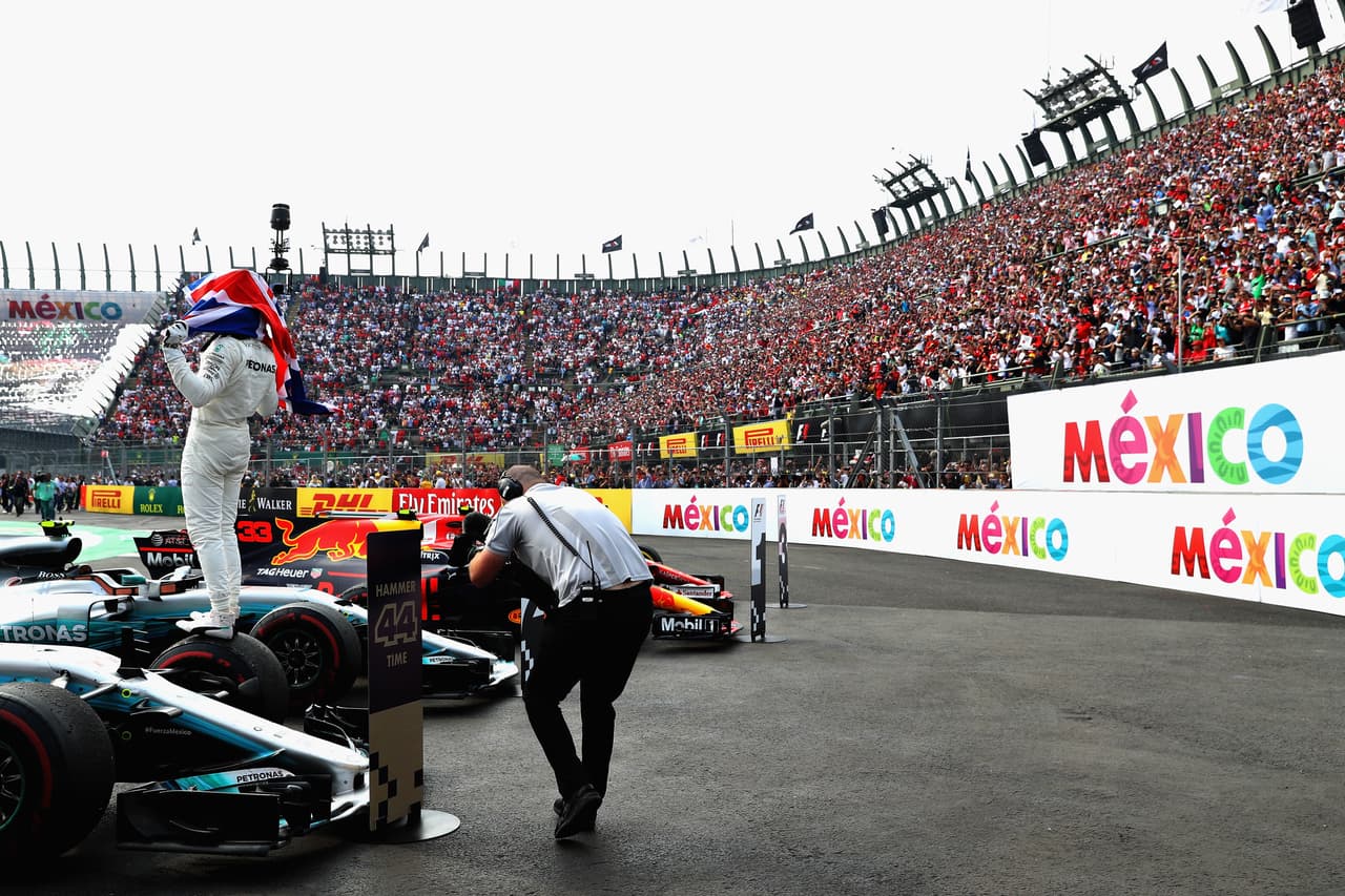 Al finalizar la carrera, Lewis Hamilton salió de su monoplaza y sus primeras palabras fueron "¡VIVA MÉXICO!" Gran detalle del británico con el público que asistió al Autódromo Hermanos Rodríguez.