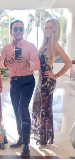 Adal Ramones, de 55 años, se casará el próximo 5 de agosto con su novia, Karla de la Mora, de 32 años, en Africam Safari, Puebla. La pareja mantiene una relación desde el 2013, aunque rompieron por unos meses en 2016.