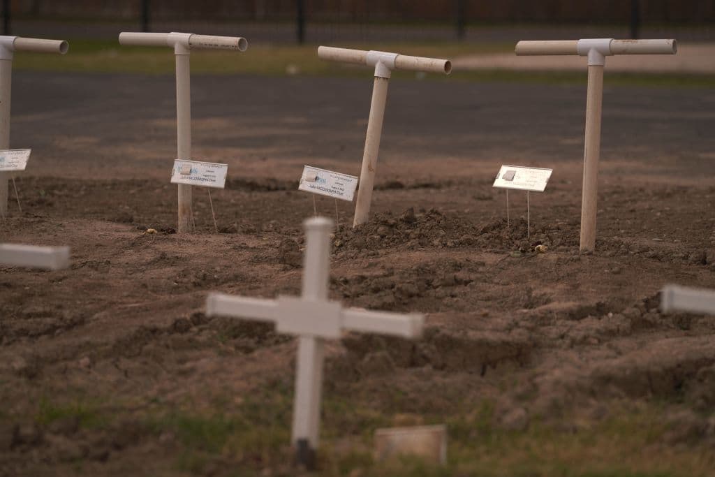 Aunque a primera vista el cementerio de la fronteriza ciudad texana de Eagle Pass parece como cualquier otro, al fondo hay algo distinto: 
<b>unas 40 cruces improvisadas con tuberías de PVC</b> que dan testimonio gráfico del trágico final 
<a href="https://www.univision.com/noticias/edicion-digital/algunas-de-las-tragedias-que-han-marcado-la-historia-de-inmigrantes-que-buscan-el-sueno-americano-video">que puede tener para muchos migrantes el lanzarse a perseguir el 'sueño americano'</a>.