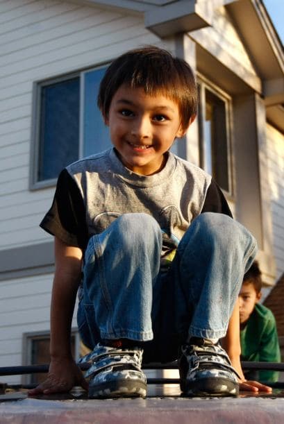 10. El niño globo En octubre de 2009, Estados Unidos y el mundo entero estuvieron en vilo tras la noticia de que un niño de seis años viajaba en un globo de gas fabricado por su padre, que estuvo a la deriva unas dos horas. El temor principal que difundían las cadenas que transmitían el vuelo del globo en vivo, era que el menor hubiera caído en pleno paseo.