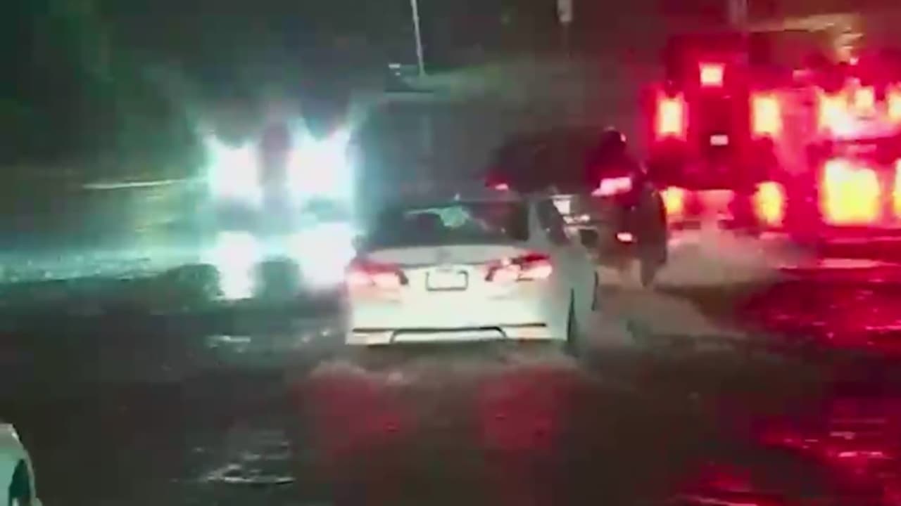 Residentes y comerciantes de Filadelfia se preparan para lluvias intensas y posibilidad de inundaciones